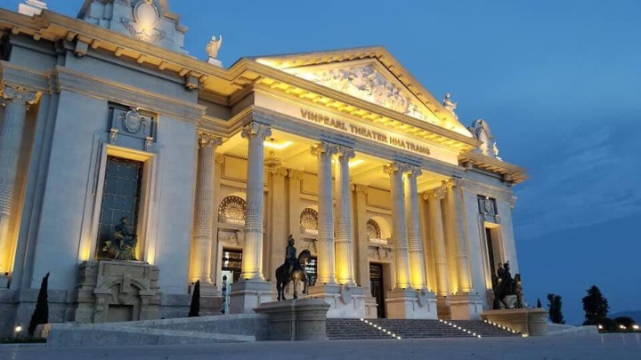 nha-trang-vinpearl-theater.jpg